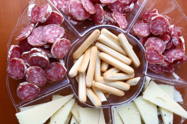 Yemekten önce aperatif olarak aperatif.