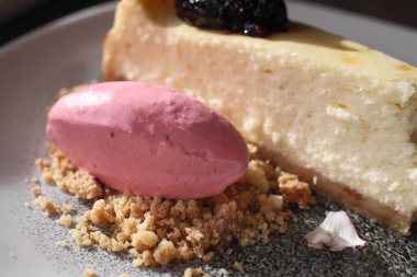 Tatlı olarak ev yapımı cheesecake hazır.