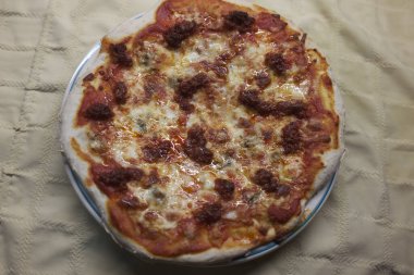 İtalyan yemeği olarak peynir ve domates pizzası.