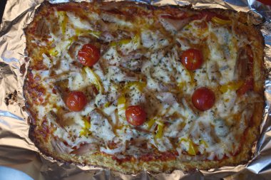 İtalyan yemeği olarak peynir ve domates pizzası.