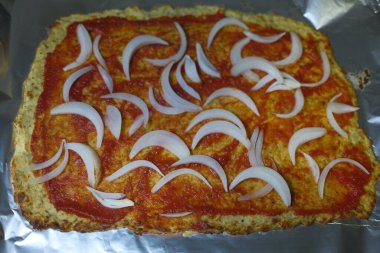 İtalyan yemeği olarak peynir ve domates pizzası.