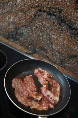 Ketojenik diyet olarak öğle yemeği için domuz eti ve pastırma.