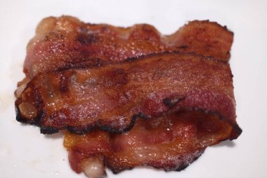 Ketojenik diyet olarak öğle yemeği için domuz eti ve pastırma.