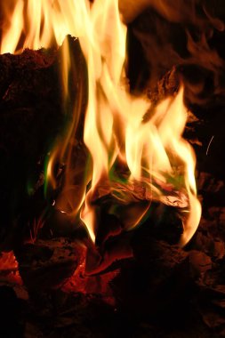 Sıcak ev şöminesinde kırmızı alevler yanıyor.