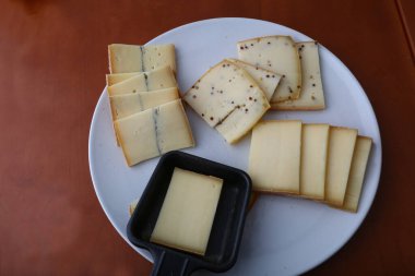 Geleneksel rulet yemeği için dilimlenmiş peynir parçaları.