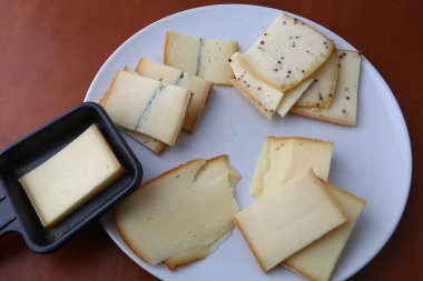 Geleneksel rulet yemeği için dilimlenmiş peynir parçaları.