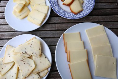 Geleneksel rulet yemeği için dilimlenmiş peynir parçaları.