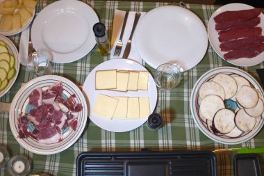 Geleneksel rulet yemeği için dilimlenmiş peynir parçaları.