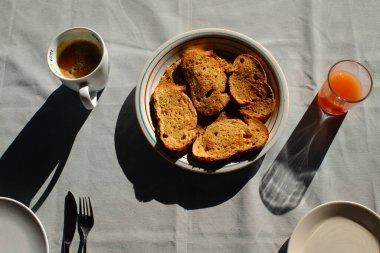 Sabah somon jambonlu ya da çikolatalı ev yapımı kahvaltı.