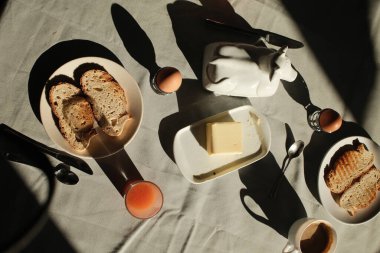 Sabah somon jambonlu ya da çikolatalı ev yapımı kahvaltı.