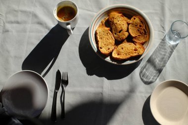 Sabah somon jambonlu ya da çikolatalı ev yapımı kahvaltı.