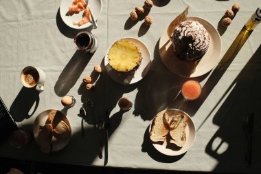 Sabah somon jambonlu ya da çikolatalı ev yapımı kahvaltı.