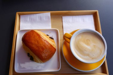 Sabah somon jambonlu ya da çikolatalı ev yapımı kahvaltı.