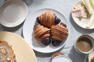 Sabah somon jambonlu ya da çikolatalı ev yapımı kahvaltı.