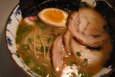 Lezzetli bir kase geleneksel Japon eriştesi domuz eti, yumurta, erişte ve lezzetli et suyu..