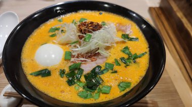 Lezzetli bir kase geleneksel Japon eriştesi domuz eti, yumurta, erişte ve lezzetli et suyu..