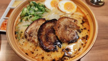 Lezzetli bir kase geleneksel Japon eriştesi domuz eti, yumurta, erişte ve lezzetli et suyu..