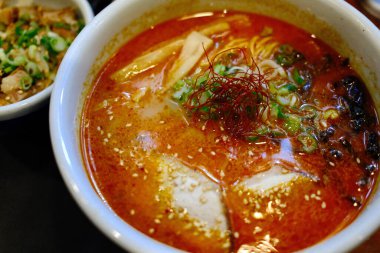 Lezzetli bir kase geleneksel Japon eriştesi domuz eti, yumurta, erişte ve lezzetli et suyu..