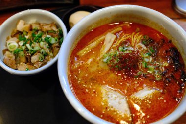 Lezzetli bir kase geleneksel Japon eriştesi domuz eti, yumurta, erişte ve lezzetli et suyu..