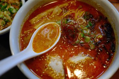 Lezzetli bir kase geleneksel Japon eriştesi domuz eti, yumurta, erişte ve lezzetli et suyu..