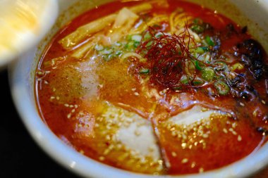 Lezzetli bir kase geleneksel Japon eriştesi domuz eti, yumurta, erişte ve lezzetli et suyu..