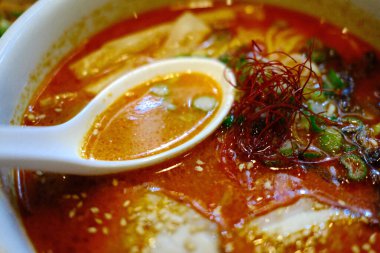 Lezzetli bir kase geleneksel Japon eriştesi domuz eti, yumurta, erişte ve lezzetli et suyu..