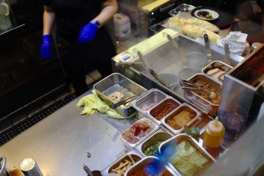 Lezzetli bir kase geleneksel Japon eriştesi domuz eti, yumurta, erişte ve lezzetli et suyu..