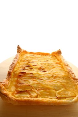 Lezzetli ev yapımı, yumuşak kabuklu ve tarçınlı elmalı turta..