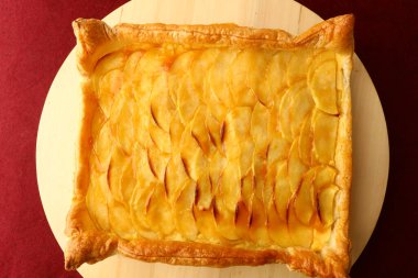 Lezzetli ev yapımı, yumuşak kabuklu ve tarçınlı elmalı turta..