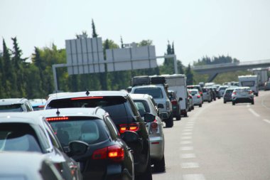 Tüneller ve Trafik Işıklarıyla Otoyol Tıkanıklığı