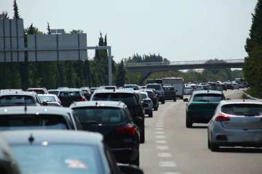 Otoyolda trafik sıkışıklığı, arabalar, tüneller ve trafik işaretleri..