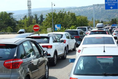 Otoyolda trafik sıkışıklığı, arabalar, tüneller ve trafik işaretleri..