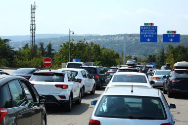 Otoyolda trafik sıkışıklığı, arabalar, tüneller ve trafik işaretleri..