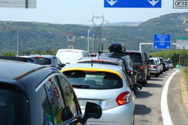 Otoyolda trafik sıkışıklığı, arabalar, tüneller ve trafik işaretleri..