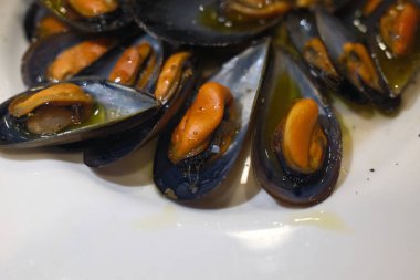 Et suyu ya da limonla servis edilen taze midyeler..