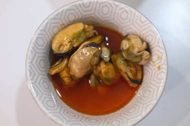 Et suyu ya da limonla servis edilen taze midyeler..