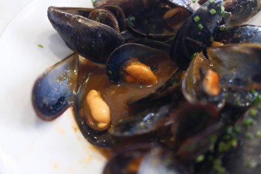 Et suyu ya da limonla servis edilen taze midyeler..