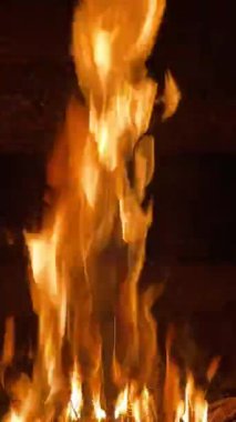 Konforlu bir Ayarda Gerçek Zamanlı Şömine Alevleri Yanar