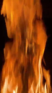 Konforlu bir Ayarda Gerçek Zamanlı Şömine Alevleri Yanar