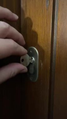 Sıkışık Kapı Kilidini Araçlarla Açmak