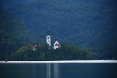 Slovenya 'nın Bled Island kentindeki Kiliseyle Göl Manzarası