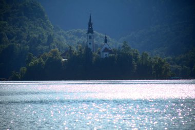 Slovenya 'nın Bled Island kentindeki Kiliseyle Göl Manzarası