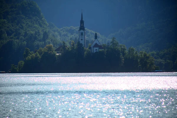 Slovenya 'nın Bled Island kentindeki Kiliseyle Göl Manzarası