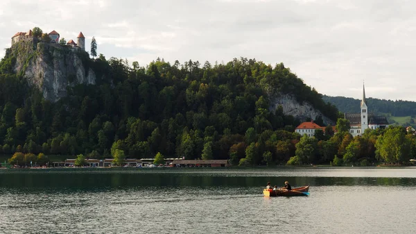 Slovenya 'nın Bled Island kentindeki Kiliseyle Göl Manzarası