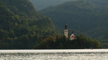 Slovenya 'nın Bled Island kentindeki Kiliseyle Göl Manzarası