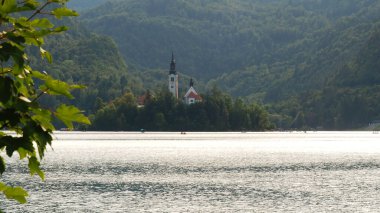 Slovenya 'nın Bled Island kentindeki Kiliseyle Göl Manzarası