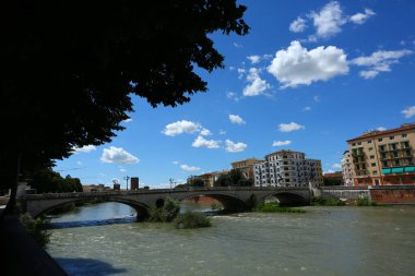 Kiliseler, kuleler ve nehirle birlikte Verona 'nın seyahat fotoğrafları
