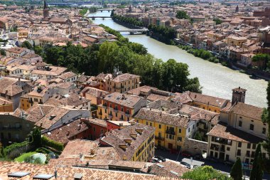 Tarihi çatıları ve ortaçağ mimarisi olan Verona şehir manzarası
