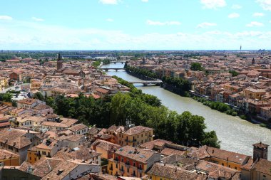 Tarihi çatıları ve ortaçağ mimarisi olan Verona şehir manzarası
