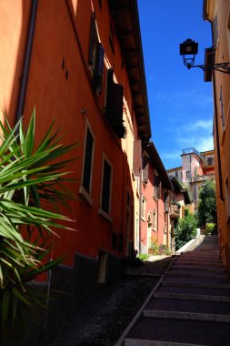 Tarihi çatıları ve ortaçağ mimarisi olan Verona şehir manzarası